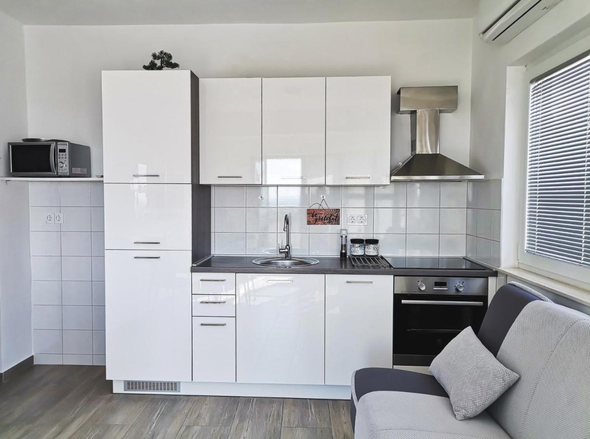 Apartmani Radic Примоштен Экстерьер фото