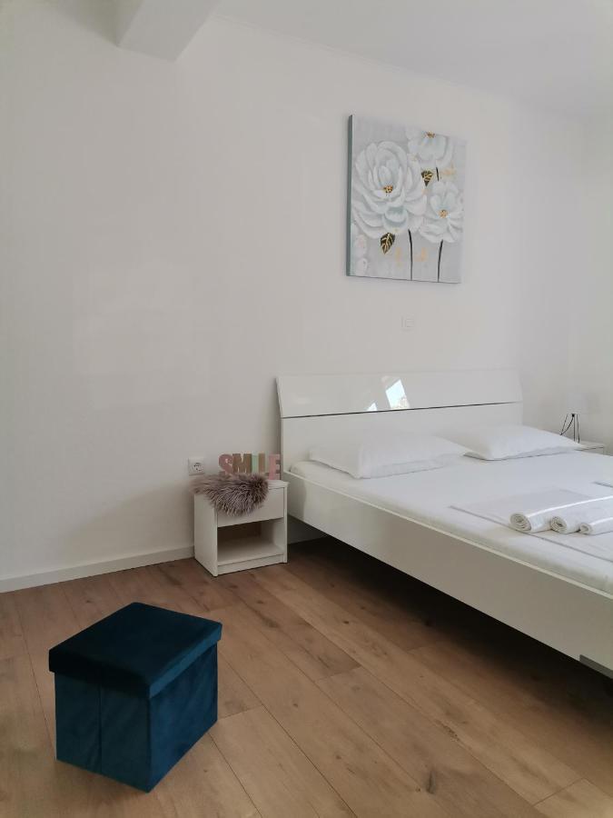Apartmani Radic Примоштен Экстерьер фото